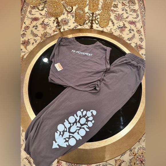 FP Movement Women's Hot Shot Logo
Crossover 2-Piece Set 🌸 - Picture 14 of 14